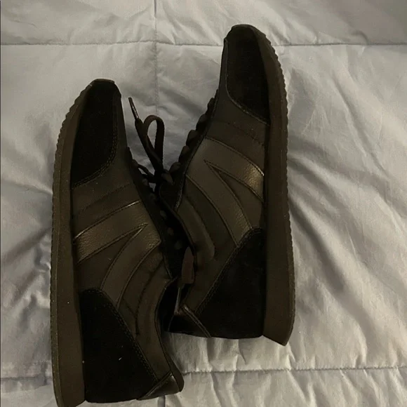 Kizik Women's Black Sneakers - Picture 4 of 5